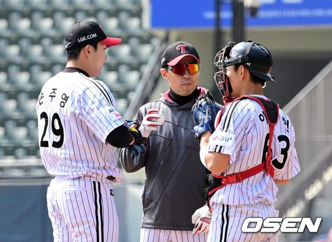 [OSEN=잠실, 지형준 기자]2회초 2사 2루에서 LG 손주영이 마운드를 내려가고 있다. 2026.03.24/ jpnews@osen.co.kr