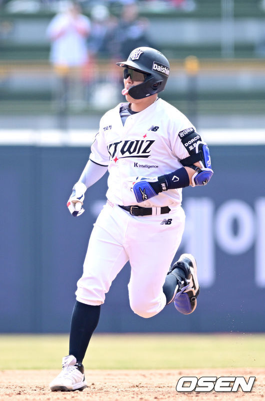 [OSEN=수원, 최규한 기자] 24일 경기도 수원 KT위즈파크에서 ‘2026 신한 SOL KBO리그’ KT 위즈와 두산 베어스의 시범경기가 열렸다.홈팀 KT는 케일럽 보쉴리, 방문팀 두산은 잭 로그를 선발로 내세웠다.2회말 2사 2루 상황 KT 한승택이 역전 좌월 투런포를 날리고 그라운드를 돌고 있다. 2026.03.24 / dreamer@osen.co.kr