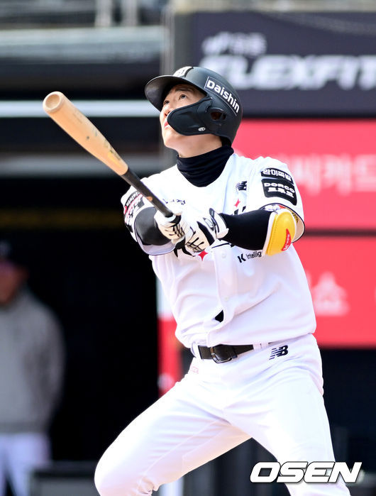 [OSEN=수원, 최규한 기자] 24일 경기도 수원 KT위즈파크에서 ‘2026 신한 SOL KBO리그’ KT 위즈와 두산 베어스의 시범경기가 열렸다.홈팀 KT는 케일럽 보쉴리, 방문팀 두산은 잭 로그를 선발로 내세웠다.4회말 2사 1루 상황 KT 오윤석이 달아나는 좌월 투런포를 날리고 있다. 2026.03.24 / dreamer@osen.co.kr