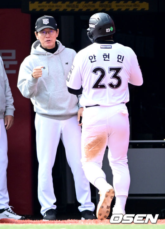 [OSEN=수원, 최규한 기자] 24일 경기도 수원 KT위즈파크에서 ‘2026 신한 SOL KBO리그’ KT 위즈와 두산 베어스의 시범경기가 열렸다.홈팀 KT는 케일럽 보쉴리, 방문팀 두산은 잭 로그를 선발로 내세웠다.5회말 2사 3루 상황 KT 이정훈의 달아나는 1타점 적시타 때 홈을 밟은 안현민이 이강철 감독과 인사를 나누고 있다. 2026.03.24 / dreamer@osen.co.kr