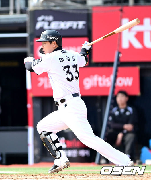 [OSEN=수원, 최규한 기자] 24일 경기도 수원 KT위즈파크에서 ‘2026 신한 SOL KBO리그’ KT 위즈와 두산 베어스의 시범경기가 열렸다.홈팀 KT는 케일럽 보쉴리, 방문팀 두산은 잭 로그를 선발로 내세웠다.5회말 2사 3루 상황 KT 이정훈이 달아나는 1타점 적시타를 날리고 있다. 2026.03.24 / dreamer@osen.co.kr