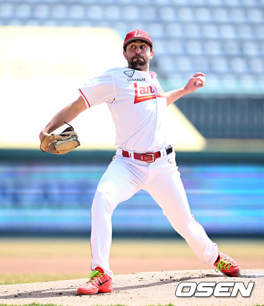 [OSEN=인천, 이대선 기자] 24일 인천 SSG랜더스필드에서 ‘2026 신한 SOL KBO리그’ 시범경기 SSG 랜더스와 롯데 자이언츠의 경기가 열렸다.시범경기는 오는 24일까지 각 팀당 12경기씩 총 60경기가 펼쳐진다.1회초 무사에서 SSG 선발투수 베니지아노가 역투하고 있다. 2026.03.24 / sunday@osen.co.kr