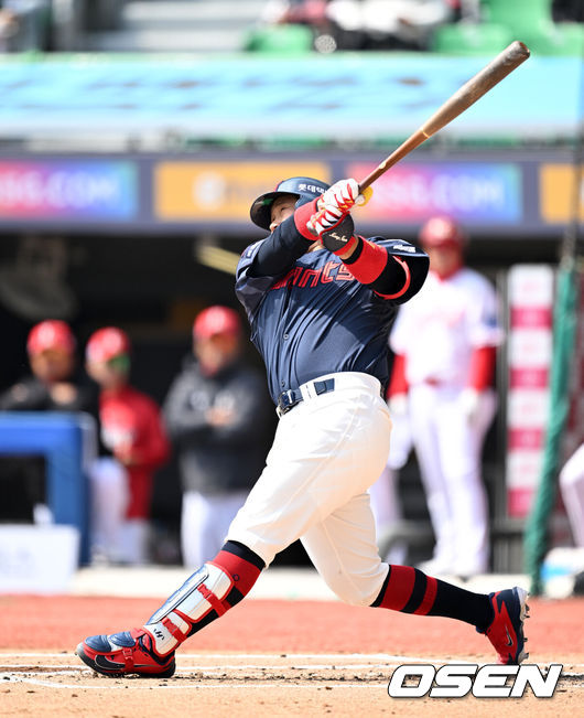 [OSEN=인천, 이대선 기자] 24일 인천 SSG랜더스필드에서 ‘2026 신한 SOL KBO리그’ 시범경기 SSG 랜더스와 롯데 자이언츠의 경기가 열렸다.시범경기는 오는 24일까지 각 팀당 12경기씩 총 60경기가 펼쳐진다.2회초 1사에서 롯데 유강남이 좌중월 솔로 홈런을 치고 있다. 2026.03.24 / sunday@osen.co.kr