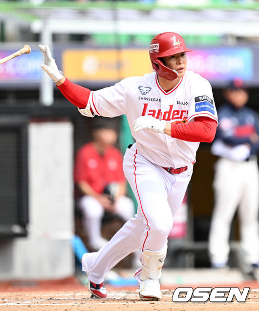 [OSEN=인천, 이대선 기자] 24일 인천 SSG랜더스필드에서 ‘2026 신한 SOL KBO리그’ 시범경기 SSG 랜더스와 롯데 자이언츠의 경기가 열렸다.시범경기는 오는 24일까지 각 팀당 12경기씩 총 60경기가 펼쳐진다.4회말 1사 2루에서 SSG 김재환이 우전 적시 2루타를 치고 있다. 2026.03.24 / sunday@osen.co.kr