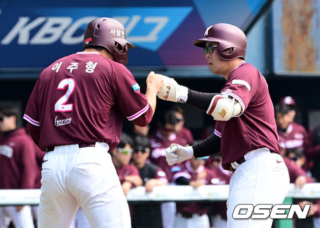 [OSEN=잠실, 지형준 기자] 24일 서울 잠실야구장에서 ‘2026 신한 SOL KBO리그’ LG 트윈스와 키움 히어로즈의 시범경기가 열렸다.KBO리그 시범경기는 이날 마지막으로 마치고 오는 28일 잠실(KT-LG), 대전(키움-한화), 문학(KIA-SSG), 대구(롯데-삼성), 창원(두산-NC) 구장에서 2연전으로 대장정의 막을 올린다.1회초 무사 1루에서 키움 안치홍이 선제 좌월 투런포를 날리고 이주형과 기뻐하고 있다. 2026.03.24/ jpnews@osen.co.kr