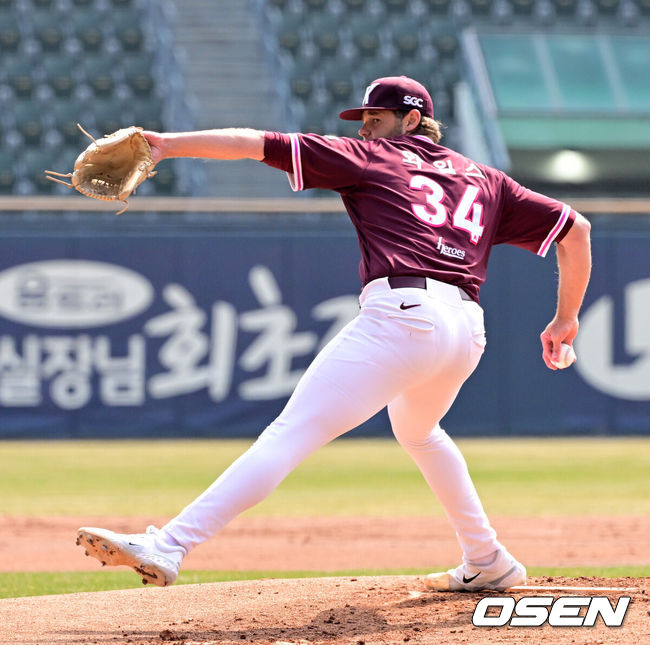 [OSEN=잠실, 지형준 기자] 24일 서울 잠실야구장에서 ‘2026 신한 SOL KBO리그’ LG 트윈스와 키움 히어로즈의 시범경기가 열렸다.KBO리그 시범경기는 이날 마지막으로 마치고 오는 28일 잠실(KT-LG), 대전(키움-한화), 문학(KIA-SSG), 대구(롯데-삼성), 창원(두산-NC) 구장에서 2연전으로 대장정의 막을 올린다.1회말 키움 와일스가 역투하고 있다. 2026.03.24/ jpnews@osen.co.kr