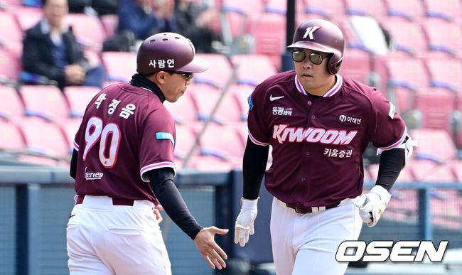 [OSEN=잠실, 지형준 기자] 24일 서울 잠실야구장에서 ‘2026 신한 SOL KBO리그’ LG 트윈스와 키움 히어로즈의 시범경기가 열렸다.KBO리그 시범경기는 이날 마지막으로 마치고 오는 28일 잠실(KT-LG), 대전(키움-한화), 문학(KIA-SSG), 대구(롯데-삼성), 창원(두산-NC) 구장에서 2연전으로 대장정의 막을 올린다.1회초 무사 1루에서 키움 안치홍이 선제 좌월 투런포를 날리고 박정음 코치와 기뻐하고 있다. 2026.03.24/ jpnews@osen.co.kr