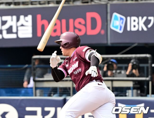 [OSEN=잠실, 지형준 기자] 24일 서울 잠실야구장에서 ‘2026 신한 SOL KBO리그’ LG 트윈스와 키움 히어로즈의 시범경기가 열렸다.KBO리그 시범경기는 이날 마지막으로 마치고 오는 28일 잠실(KT-LG), 대전(키움-한화), 문학(KIA-SSG), 대구(롯데-삼성), 창원(두산-NC) 구장에서 2연전으로 대장정의 막을 올린다.4회초 2사 만루에서 키움 안치홍이 2타점 우전 적시타를 날리고 있다. 2026.03.24/ jpnews@osen.co.kr