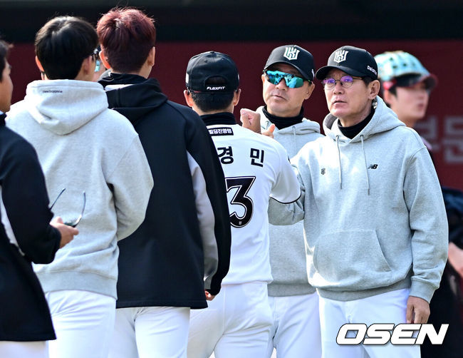 [OSEN=수원, 최규한 기자] KT가 홈런 두 방과 외국인투수의 호투를 앞세워 시범경기 최종전을 승리로 장식했다.프로야구 KT 위즈는 24일 수원KT위즈파크에서 열린 2026 KBO리그 두산 베어스와의 시범경기 최종전에서 7-3으로 승리했다.경기를 마치고 승리한 KT 이강철 감독과 선수들이 인사를 나누고 있다. 2026.03.24 / dreamer@osen.co.kr