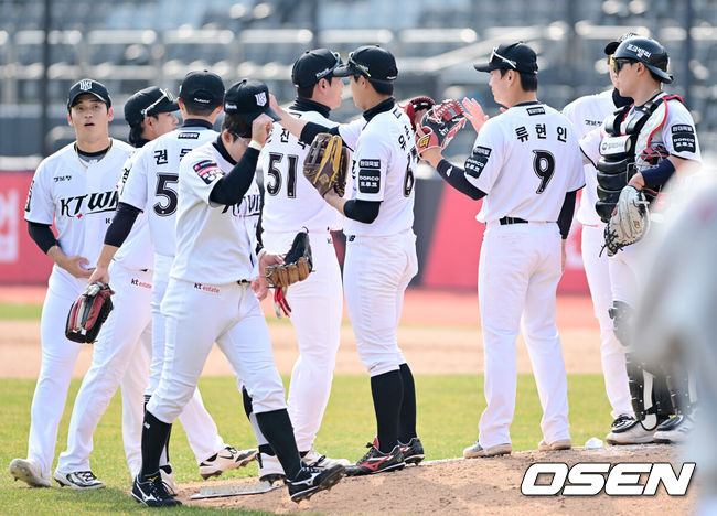 [OSEN=수원, 최규한 기자] KT가 홈런 두 방과 외국인투수의 호투를 앞세워 시범경기 최종전을 승리로 장식했다.프로야구 KT 위즈는 24일 수원KT위즈파크에서 열린 2026 KBO리그 두산 베어스와의 시범경기 최종전에서 7-3으로 승리했다.경기를 마치고 승리한 KT 선수들이 인사를 나누고 있다. 2026.03.24 / dreamer@osen.co.kr