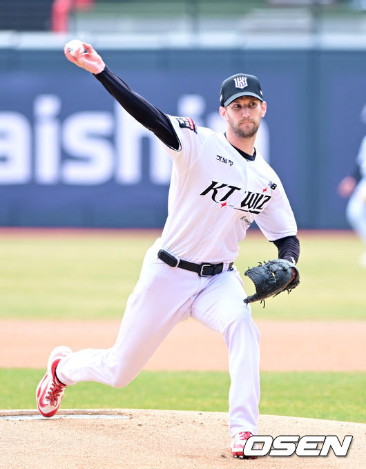[OSEN=수원, 최규한 기자] 24일 경기도 수원 KT위즈파크에서 ‘2026 신한 SOL KBO리그’ KT 위즈와 두산 베어스의 시범경기가 열렸다.홈팀 KT는 케일럽 보쉴리, 방문팀 두산은 잭 로그를 선발로 내세웠다.1회초 KT 선발 케일럽 보쉴리가 힘차게 공을 뿌리고 있다. 2026.03.24 / dreamer@osen.co.kr