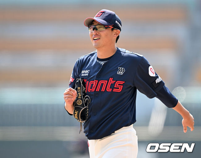 [OSEN=인천, 이대선 기자] 24일 인천 SSG랜더스필드에서 ‘2026 신한 SOL KBO리그’ 시범경기 SSG 랜더스와 롯데 자이언츠의 경기가 열렸다.시범경기는 오는 24일까지 각 팀당 12경기씩 총 60경기가 펼쳐진다.1회말 수비를 마친 롯데 박세웅이 미소를 짓고 있다. 2026.03.24 / sunday@osen.co.kr