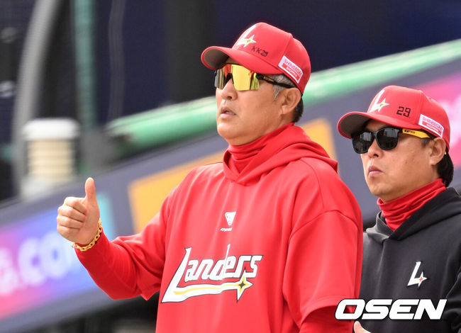 [OSEN=인천, 이대선 기자] 프로야구 SSG 랜더스가 화끈한 홈런쇼를 선보이며 시범경기 최종전을 마무리했다.SSG는 24일 인천 SSG랜더스필드에서 열린 ‘2026 신한은행 SOL Bank KBO리그’ 롯데 자이언츠와의 시범경기 최종전에서 6-3으로 승리했다.경기 종료 후 SSG 이숭용 감독이 선수들과 승리의 기쁨을 나누고 있다. 2026.03.24 / sunday@osen.co.kr