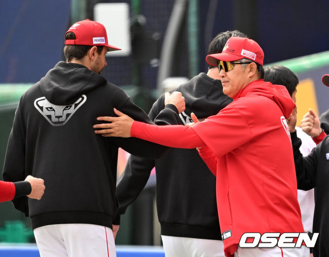 [OSEN=인천, 이대선 기자] 프로야구 SSG 랜더스가 화끈한 홈런쇼를 선보이며 시범경기 최종전을 마무리했다.SSG는 24일 인천 SSG랜더스필드에서 열린 ‘2026 신한은행 SOL Bank KBO리그’ 롯데 자이언츠와의 시범경기 최종전에서 6-3으로 승리했다.경기 종료 후 SSG 이숭용 감독이 베니지아노와 승리의 기쁨을 나누고 있다. 2026.03.24 / sunday@osen.co.kr