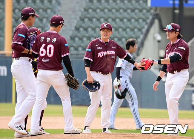 [OSEN=잠실, 지형준 기자] 24일 서울 잠실야구장에서 ‘2026 신한 SOL KBO리그’ LG 트윈스와 키움 히어로즈의 시범경기가 열렸다.이날 키움이 5-2 승리를 거뒀다.키움 선수들이 승리를 기뻐하고 있다. 2026.03.24/ jpnews@osen.co.kr