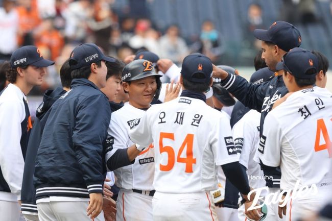 한화 이글스가 24일 대전 한화생명 볼파크에서 열린 2026 신한 SOL KBO리그 NC와의 최종전에서 9-8 끝내기 승리를 거뒀다. 이날 승리로 한화는 6승6패로 시범경기를 마무리, 3월 28일 대전에서 키움 히어로즈와의 정규시즌 개막전을 치른다. 한화 이글스