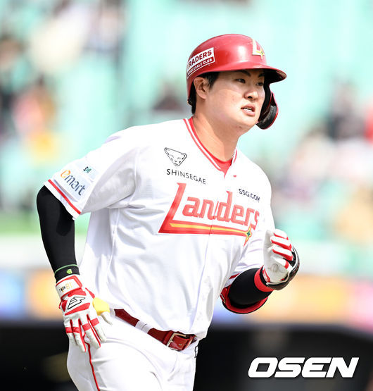 [OSEN=인천, 이대선 기자] 프로야구 SSG 랜더스가 화끈한 홈런쇼를 선보이며 시범경기 최종전을 마무리했다.SSG는 24일 인천 SSG랜더스필드에서 열린 ‘2026 신한은행 SOL Bank KBO리그’ 롯데 자이언츠와의 시범경기 최종전에서 6-3으로 승리했다.6회말 무사에서 SSG 고명준이 우월 솔로 홈런을 치고 그라운드를 돌고 있다. 2026.03.24 / sunday@osen.co.kr