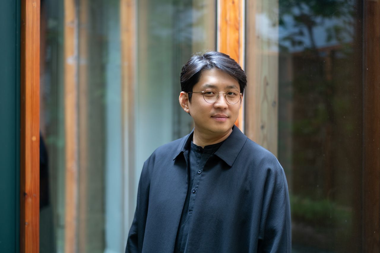 ‘연극계의 노벨상’으로 불리는 노르웨이 국제입센상에 아시아 최초 수상자로 선정된 구자하 연출가. 현재 벨기에 겐트에서 생활하며 세계 주요 도시에서 바쁜 투어 일정을 보내고 있다. [사진 구자하 © Bea Borgers] 