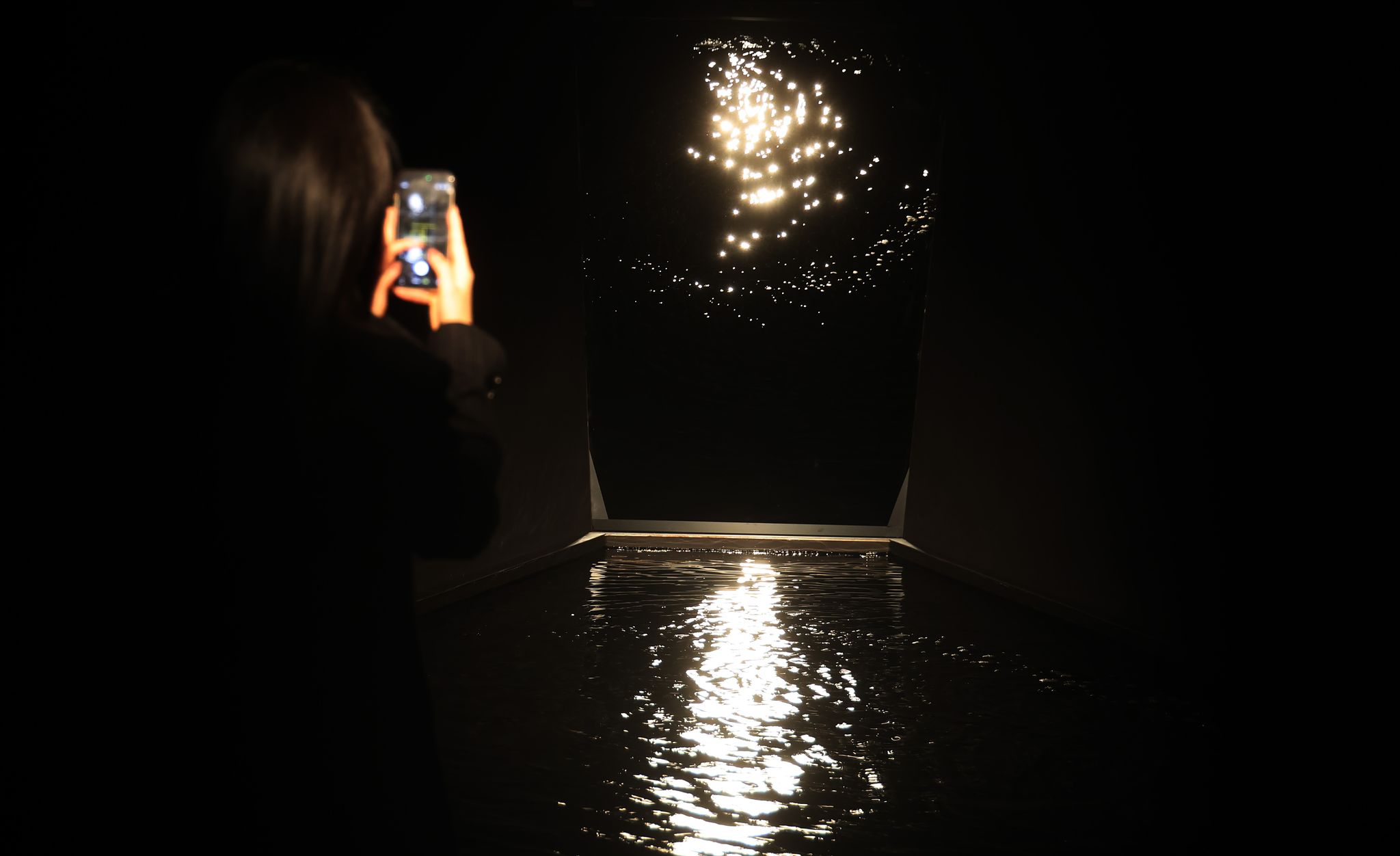 대형 수조 위로 쏟아지는 빛을 형상화한 윤슬.