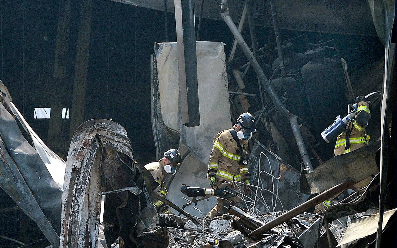 대형화재로 사망과 부상 등 70여명의 많은 인명피해가 발생한 대전 안전공업 화재 현장에서 24일 소방당국이 불법 증축으로 확인된 공장 내부를 감식하고 있다. 김성태 객원기자