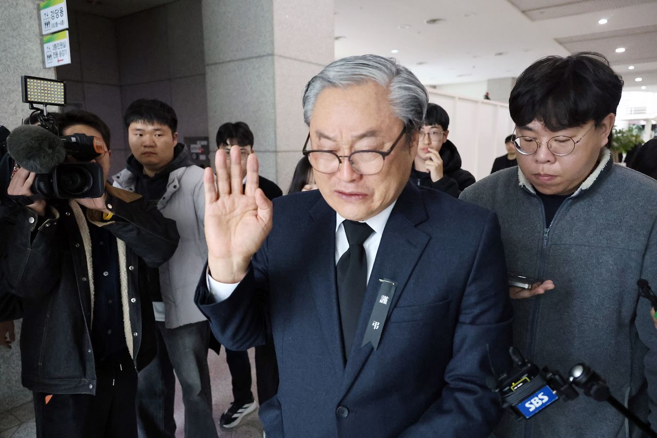 대형 화재로 74명의 사상자가 발생한 대전 안전공업의 손주환 대표이사가 22일 오전 대전시청 1층 로비에 마련된 합동분향소를 찾아 조문한 뒤 자리를 떠나고 있다. 연합뉴스