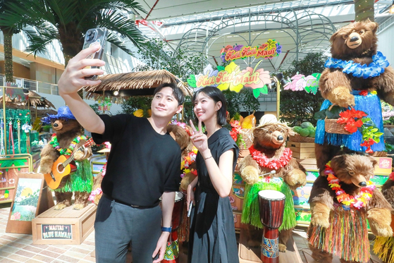 지난해 7월 서울 여의도 현대백화점 더현대 서울 5층의 실내정원 사운즈 포레스트에서 여름 테마 행사장을 방문한 고객들이 기념 촬영을 하고 있다. 사진 현대백화점그룹