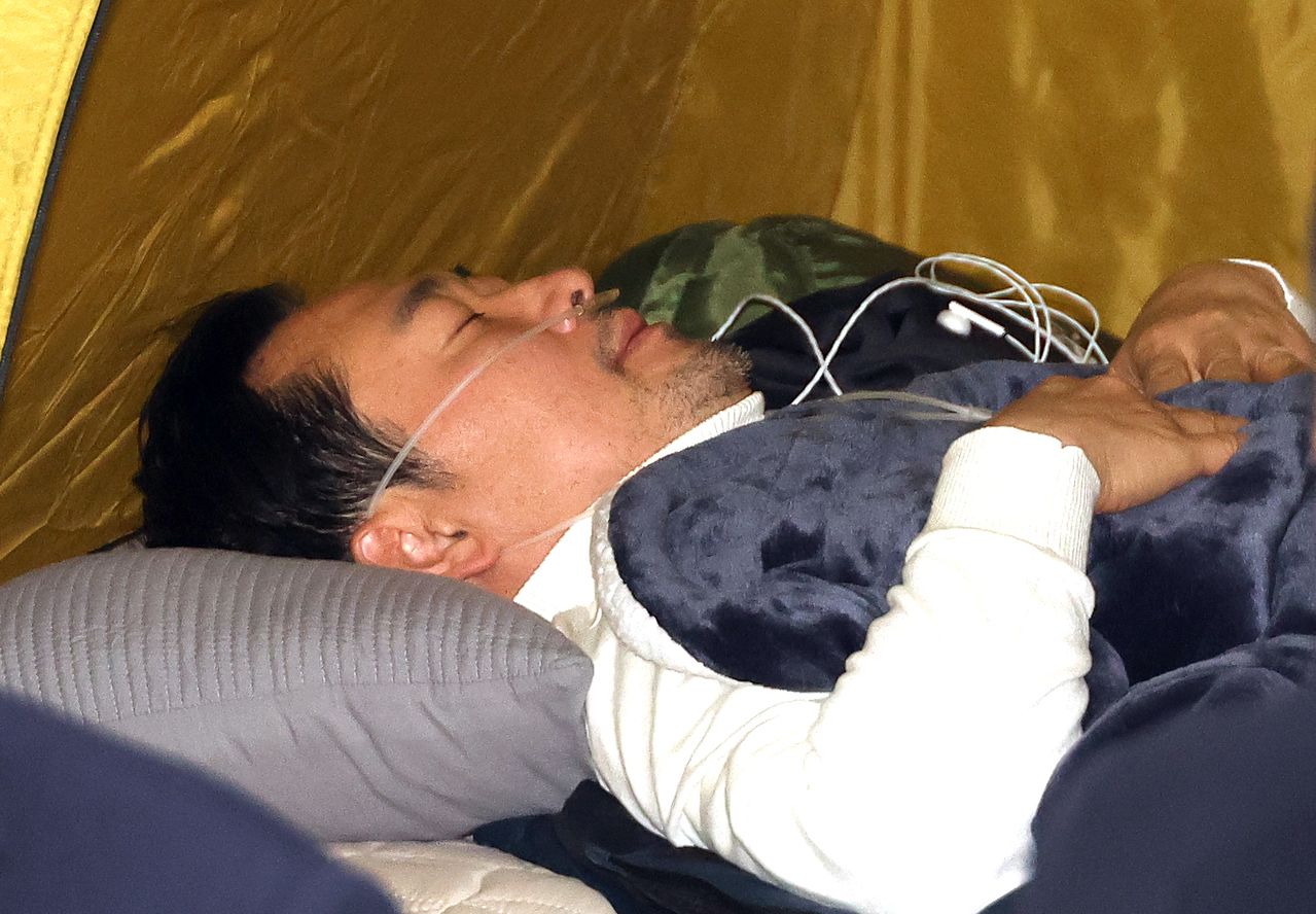 단통일교·공천헌금 '쌍특검' 입법을 요구하며 단식 투쟁에 나선 지 8일 차를 맞은 국민의힘 장동혁 대표가 1월 22일 국회 로텐더홀 텐트 안에 누워있다. 연합뉴스