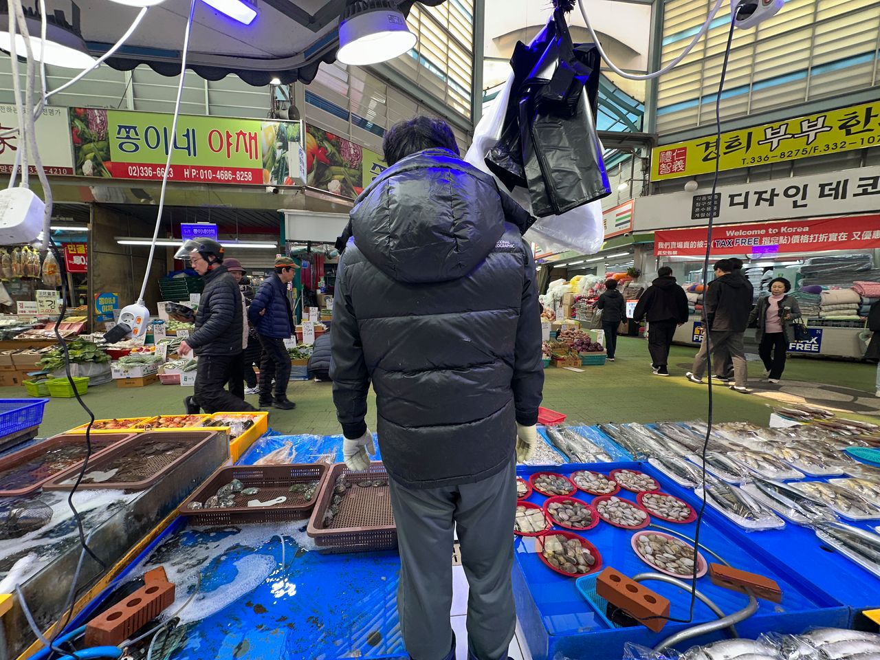 서울 마포구 망원월드컵시장에서 한 상인이 생선을 팔고 있다. 해당 상인은 비닐 대란 우려에 생선 담을 봉지 2만장을 미리 사뒀다고 말했다. 한찬우 기자