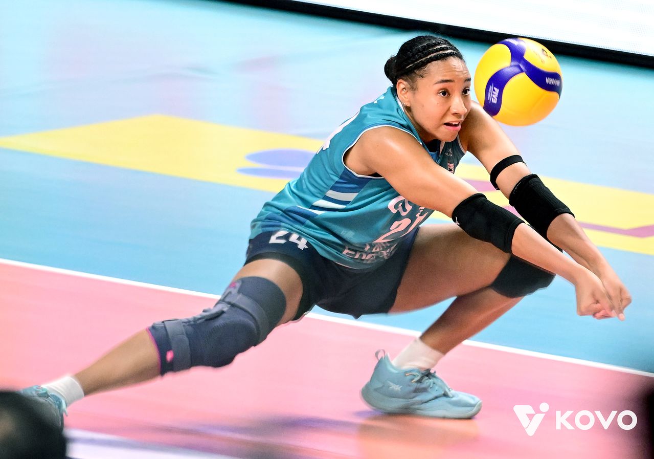 24일 서울 중구 장충체육관에서 열린 프로배구 2025-2026 V-리그 포스트시즌 여자부 준플레이오프 GS칼텍스와 흥국생명의 경기에서 GS칼텍스 레이나 도코쿠가 리시브하고 있다. 사진 KOVO