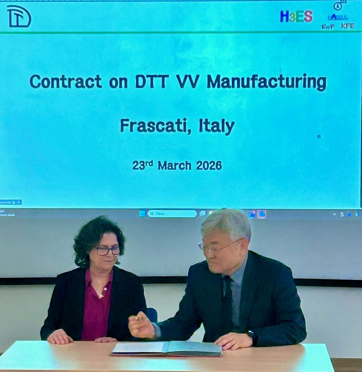 이경수(오른쪽) 인애이블퓨전 대표와 프란체스카 페라차 이탈리아 DTT BoD 소속 박사가 지난 23일(현지시간) 이탈리아 프라스카티에서 계약을 체결하고 있다. 사진 인애이블퓨전