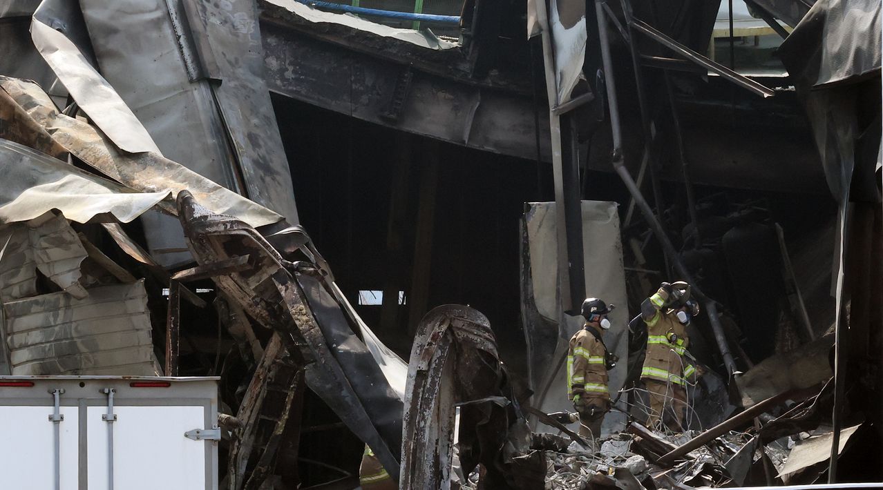 대전 안전공업 공장 화재 참사의 원인을 밝히기 위해 안전보건공단과 노동당국과 소방이 현장 감식을 진행하고 있다. 뉴스1