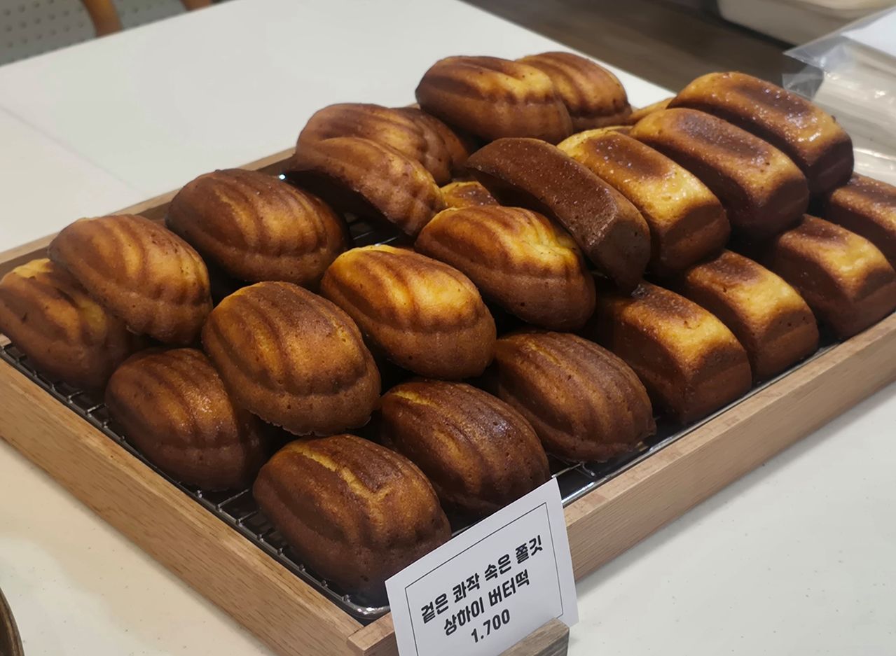 10일 오후 3시쯤 방문한 서울의 한 디저트카페에 버터떡이 진열돼있다. 버터떡은 찹쌀가루와 버터, 우유 등을 넣어 겉은 바삭하고 속은 쫄깃하게 만든 디저트로, 최근 SNS를 중심으로 유행이 시작됐다. 노유림 기자 