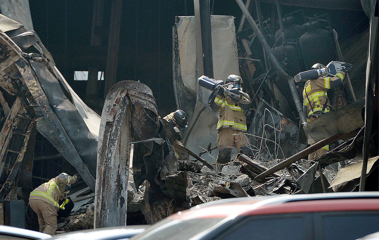 대형화재로 사망과 부상 등 70여명의 많은 인명피해가 발생한 대전 안전공업 화재 현장에서 24일 소방당국이 불법 증축으로 확인된 공장 내부를 감식하고 있다. 김성태 객원기자