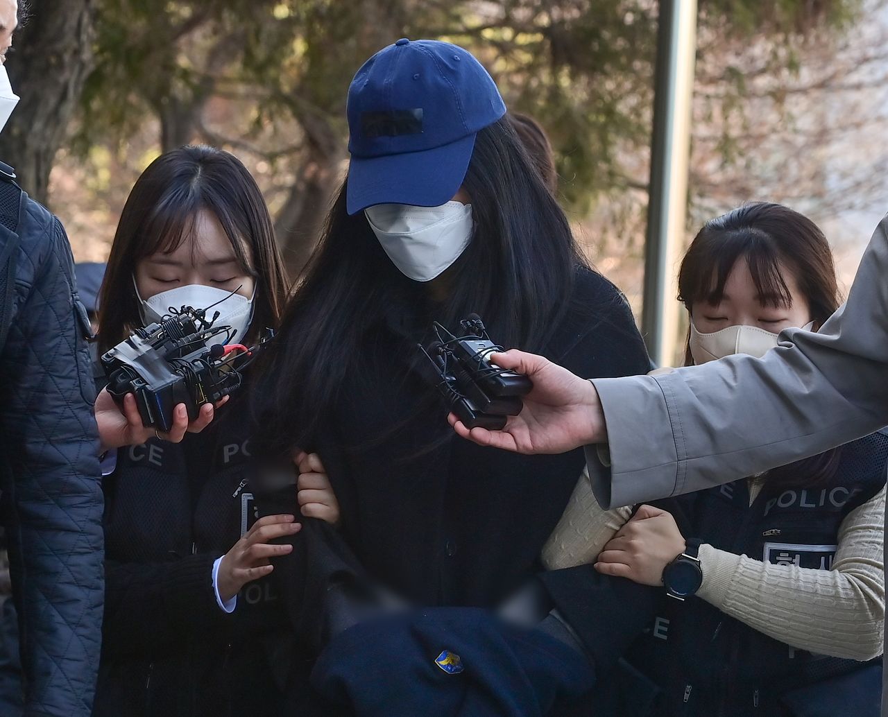 세 살배기 딸을 학대해 숨지게 한 30대 친모 A씨가 지난 19일 경기도 안산시 수원지방법원 안산지원에서 열린 구속 전 피의자 심문(영장실질심사)에 출석하고 있다. 연합뉴스