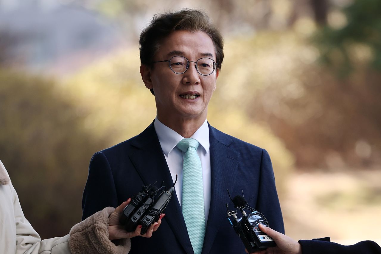 통일교 측으로부터 금품을 받은 혐의를 받는 더불어민주당 전재수 의원이 19일 서울 서초구 정교유착 비리 의혹을 수사하는 검·경 합동수사본부로 출석하며 취재진 질문에 답하고 있다. 연합뉴스