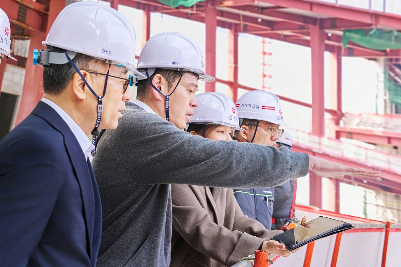 정용진 신세계그룹 회장이 23일 인천 스타필드 청라 준공 현장을 찾아 둘러보고 있다. 사진 신세계그룹