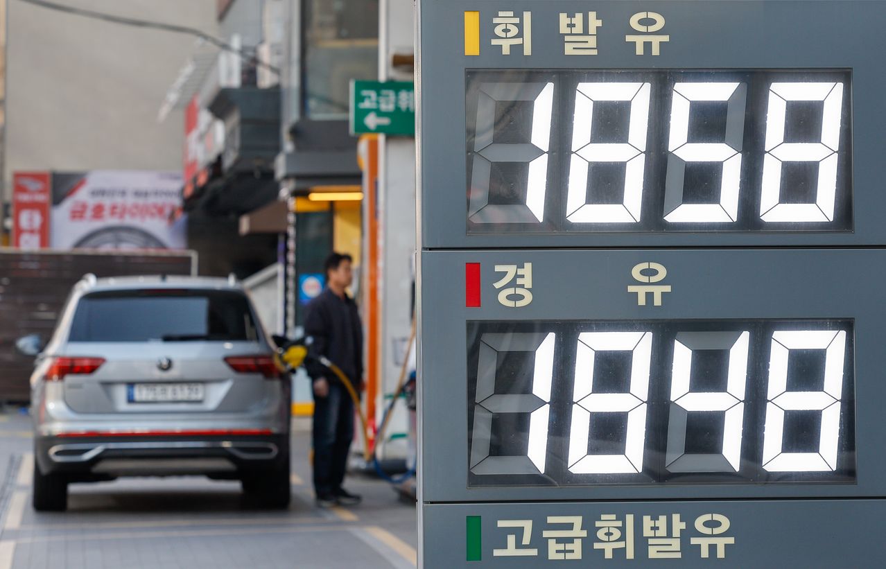 중동 불안 및 유가 상승 등 영향으로 생산자물가가 6개월 연속 오른 것으로 나타난 24일 서울 시내 한 주유소에 휘발유, 경유 등 유가 정보가 표시돼 있다. 뉴스1