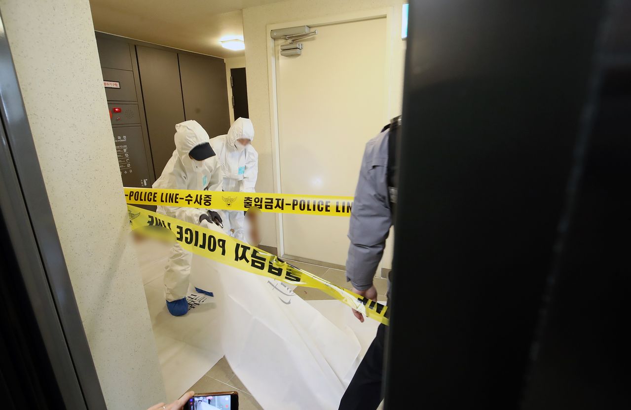 지난 17일 부산 부산진구 한 아파트에서 50대 현직 항공사 기장 A 씨가 흉기에 찔려 숨진 채 발견된 가운데 경찰 과학수사대 관계자들이 사건 현장을 조사하고 있다. 사진 뉴스1