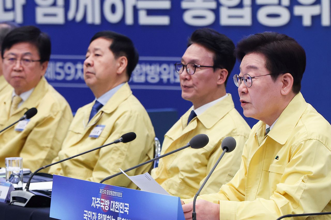 이재명 대통령이 23일 청와대 영빈관에서 열린 제59차 중앙통합방위회의에서 발언하고 있다. 이 대통령은 이날 “자주국방이 가장 중요한 통합 방위의 핵심”이라며 “국방은 누구에게도 맡겨서는 안 될, 우리 스스로가 완벽하게 최종적으로 책임져야 할 핵심”이라고 강조했다. 전민규 기자