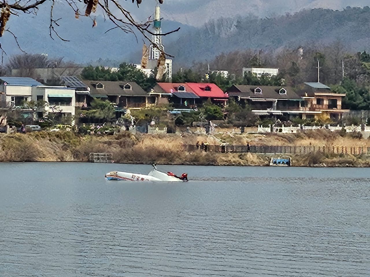 24일 충남 천안시 서북구 입장면의 한 저수지에 산불 진화를 위해 물을 담던 진화헬기가 추락해 있다. 사진 천안시= 연합뉴스