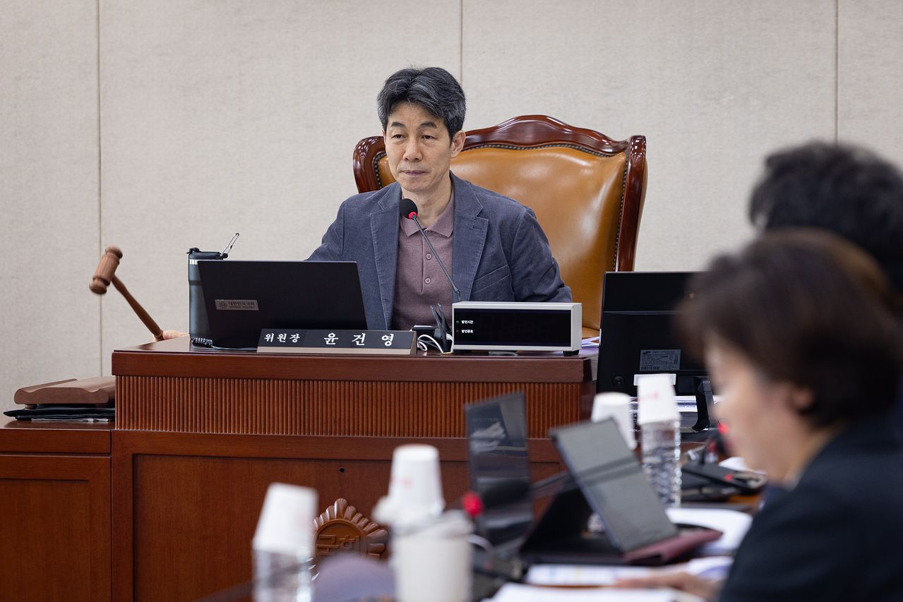 윤건영 국회 행정안전위원회 법안심사제1소위원장이 24일 서울 여의도 국회에서 열린 제433회 국회(임시회) 행정안전위원회 제4차 법안심사제1소위원회에서 의사봉을 두드리고 있다. 뉴스1