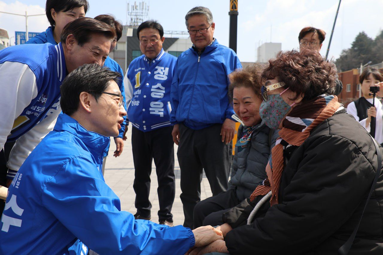 지난 17일 김경수 전 경남지사가 경남 통영을 찾아 주민과 대화하고 있다. [사진 더불어민주당 경남도당]
