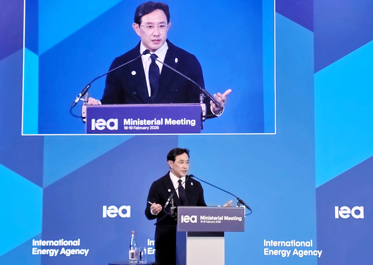 최윤범 고려아연 회장이 지난달 18일(현지시간) 프랑스 파리에서 열린 IEA 각료이사회 중 개최된 '정부-산업계 토론회: 핵심광물 공급망' 세션에서 발언하고 있다. 연합뉴스