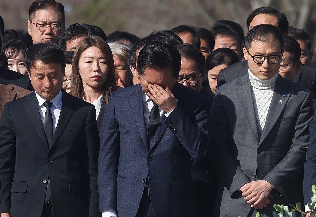 민주당 정청래 대표가 지난 23일 경남 김해 봉하마을의 노무현 전 대통령 묘역을 참배하며 눈물을 흘리고 있다.[연합뉴스]