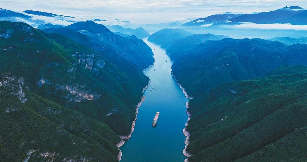 롯데관광이 크루즈를 타고 장강삼협 장관을 누리는 상품을 선보였다. 역사학자 이성원 교수의 해설을 들으며 생생하게 경험할 수 있다. [사진 롯데관광]