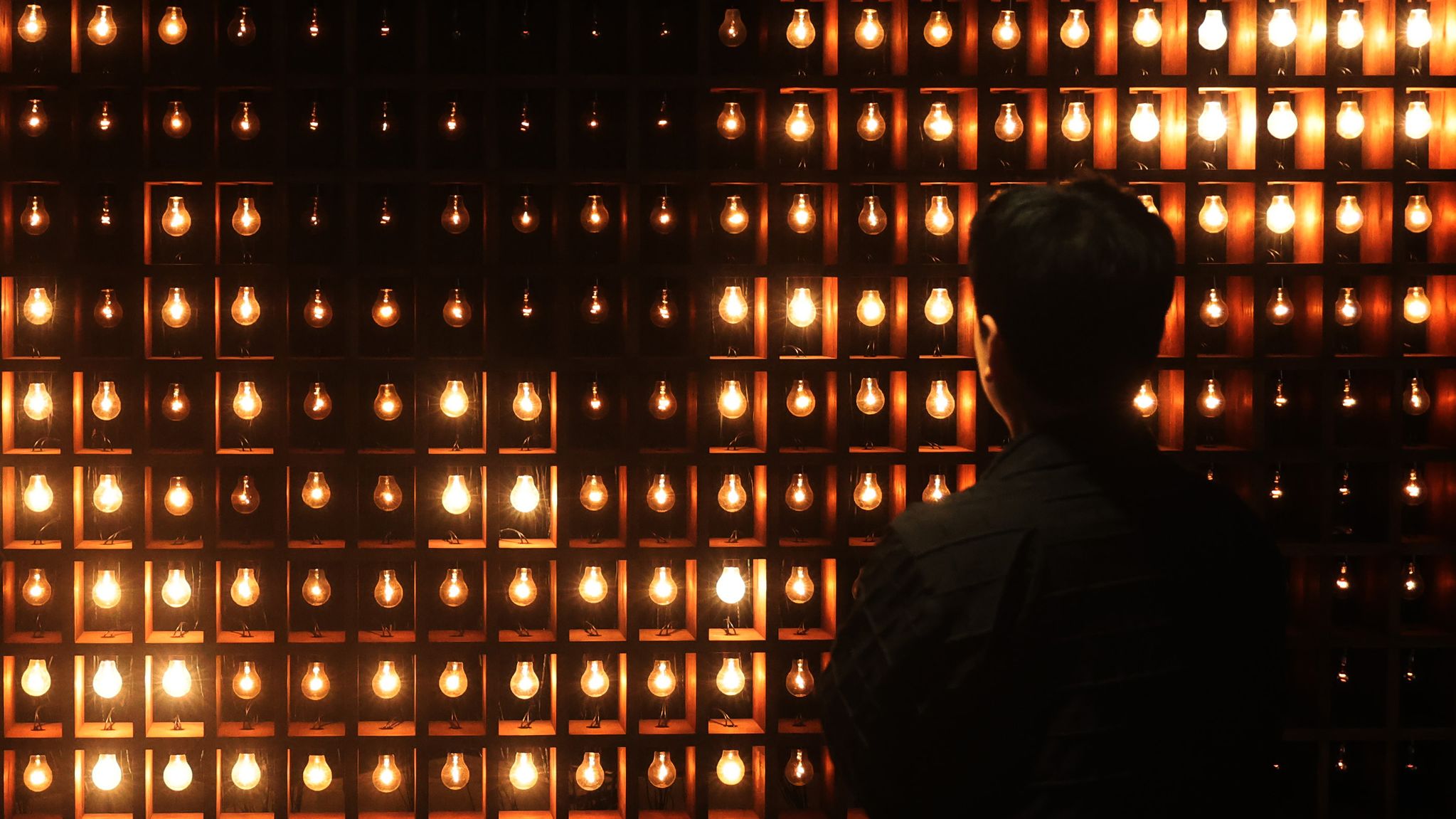 묘화는 280여 개 백열전구가 각기 다른 밝기와 속도로 점멸해 온기를 전한다.