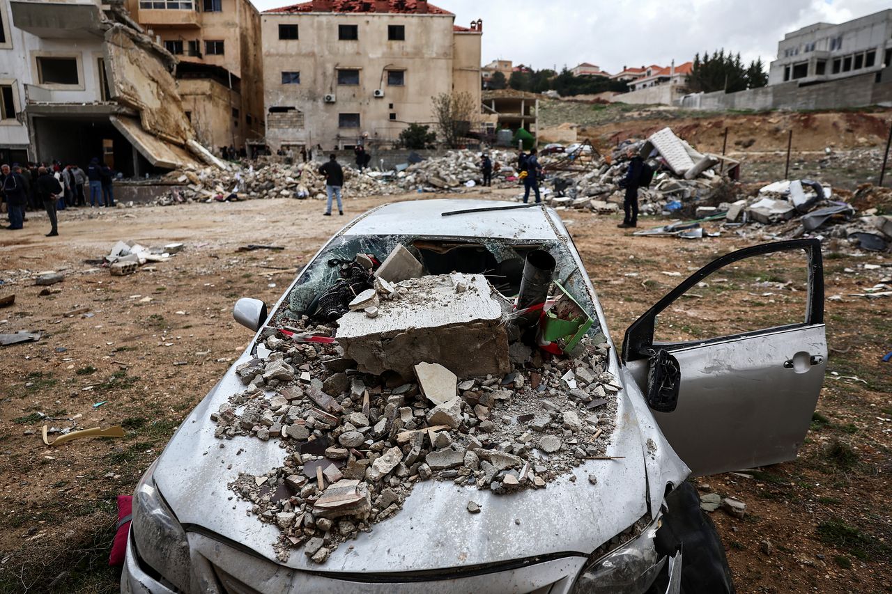 23일 레바논 바알베크에서 이스라엘의 공습으로 파괴된 차량이 놓여있다. 로이터=연합뉴스