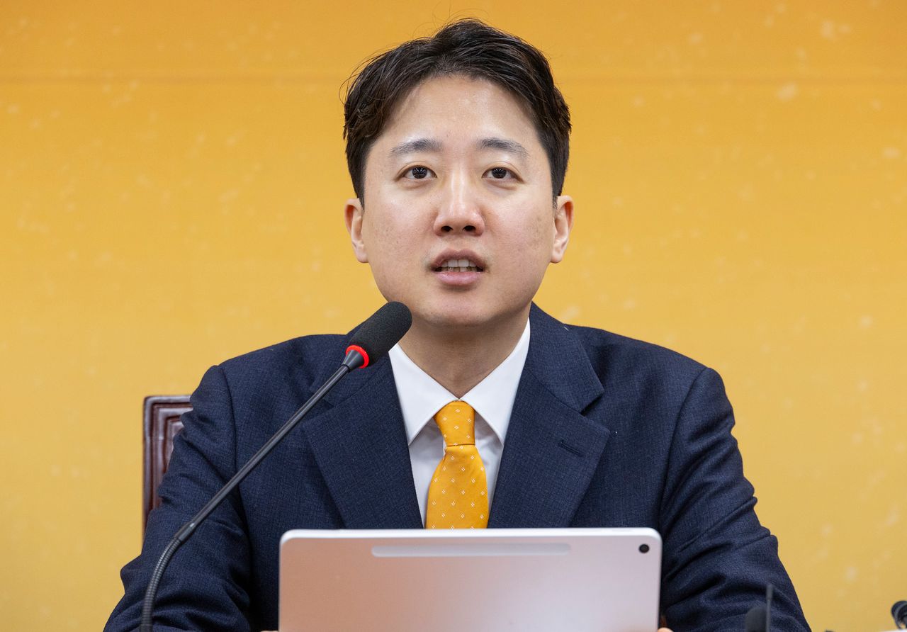 이준석 개혁신당 대표가 지난 19일 국회에서 열린 최고위원회의에서 지방선거 혁신 관련 발언을 하고 있다. 연합뉴스