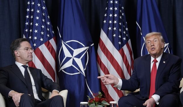 트럼프 미국 대통령(오른쪽), 뤼터 나토 사무총장. AP=연합뉴스 