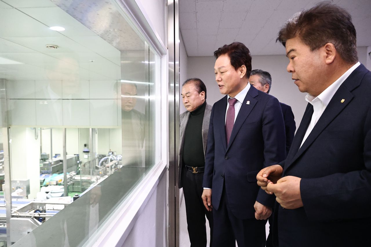 지난 17일 박완수 경남지사가 김해를 찾아 주민과 대화하고 있다. [사진 경남도]